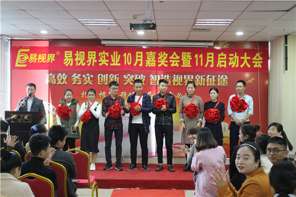 表現(xiàn)優(yōu)秀的伙伴上臺領(lǐng)取屬于自己的榮譽