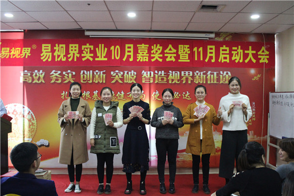 拿到現(xiàn)金的她們也非常開心